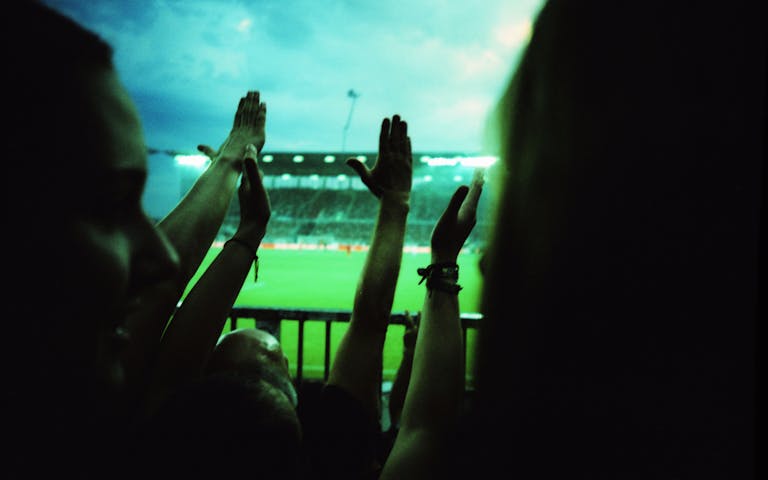 Bilde av kveldsstemning på fotballstadion i Hamburg