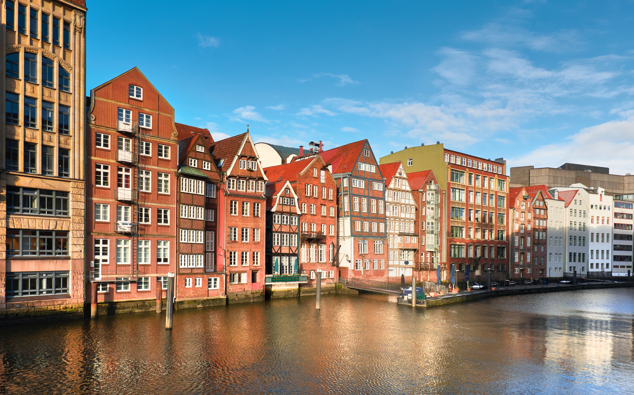 Bilde av typiske gamle hus langs kanalen i Speicherstadt i Hamburg