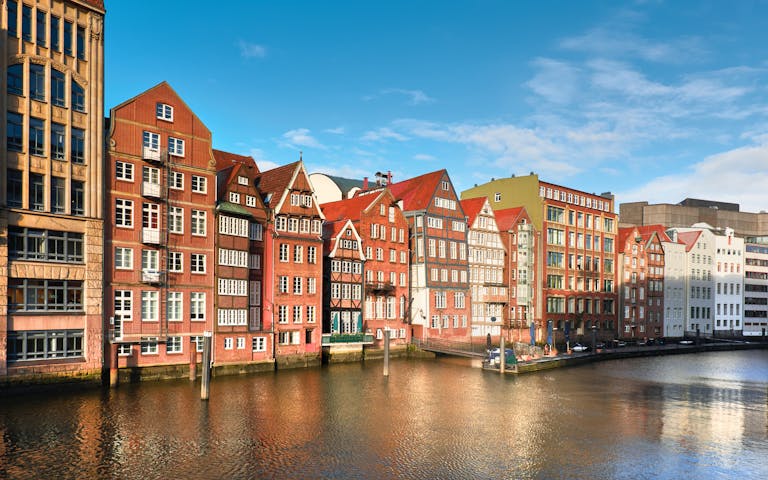 Bilde av typiske gamle hus langs kanalen i Speicherstadt i Hamburg