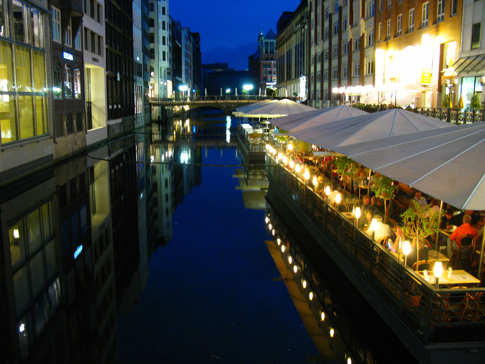 Bilde av restauranter langs kanalene i Hamburg