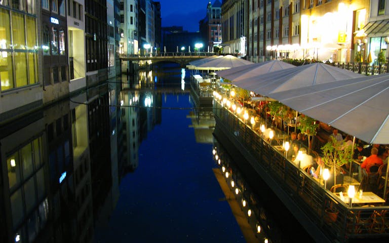 Bilde av restauranter langs kanalene i Hamburg