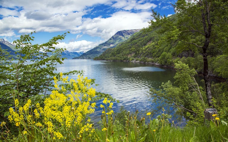 Fantastisk naturlandskap langs Hardangerfjorden - Foto: Getty Images