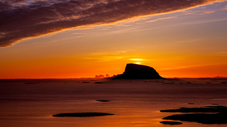 Helgelandskysten i solnedgang
