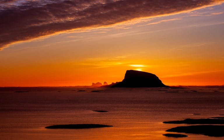 Helgelandskysten i solnedgang