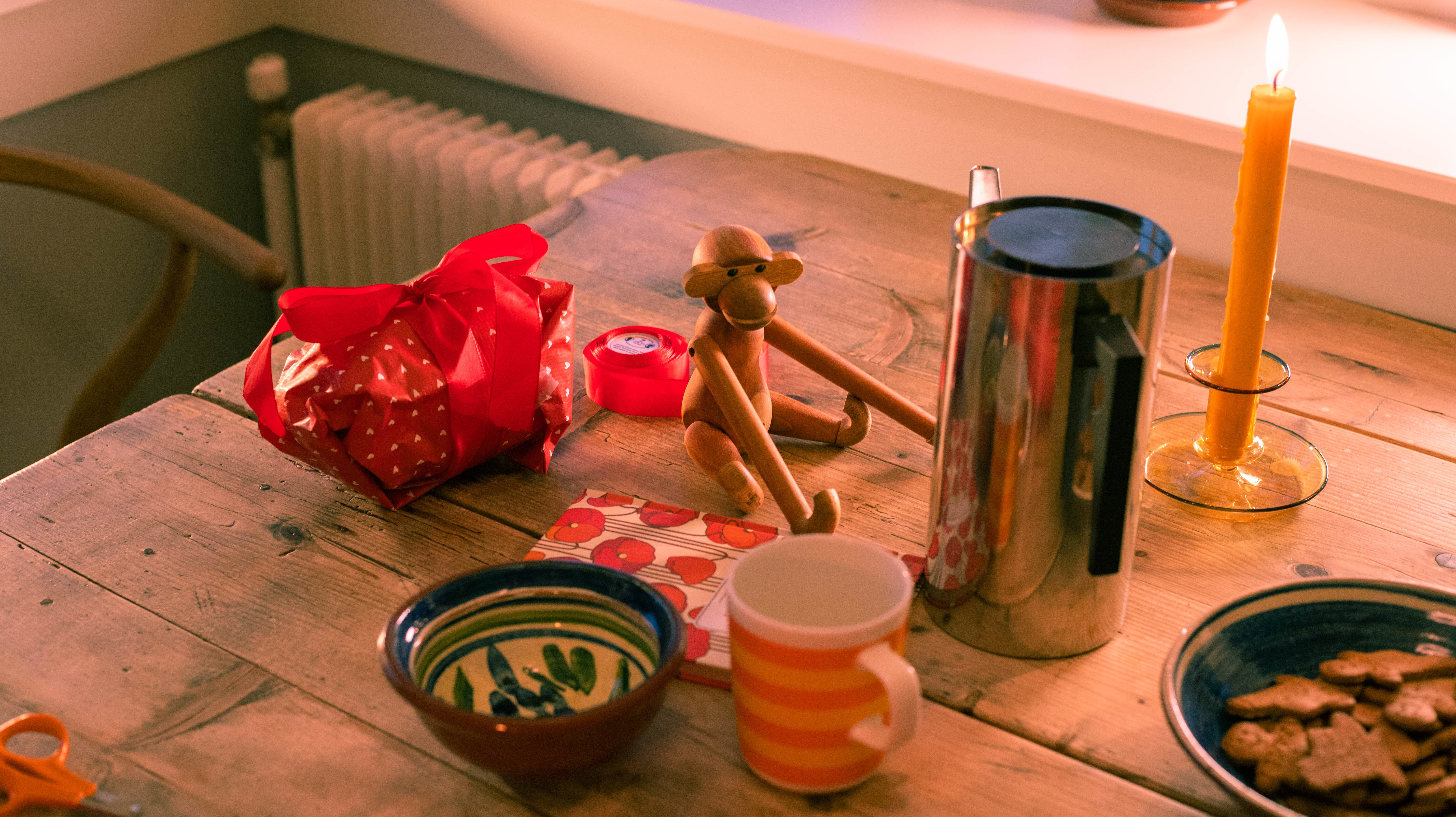 GODE GAVEIDEER: Bøker, servise, treleker og designgjenstander blant gavene man kan spare mye på å kjøpe brukt istedenfor nytt, ifølge Helle. Foto (Morten Vinje).