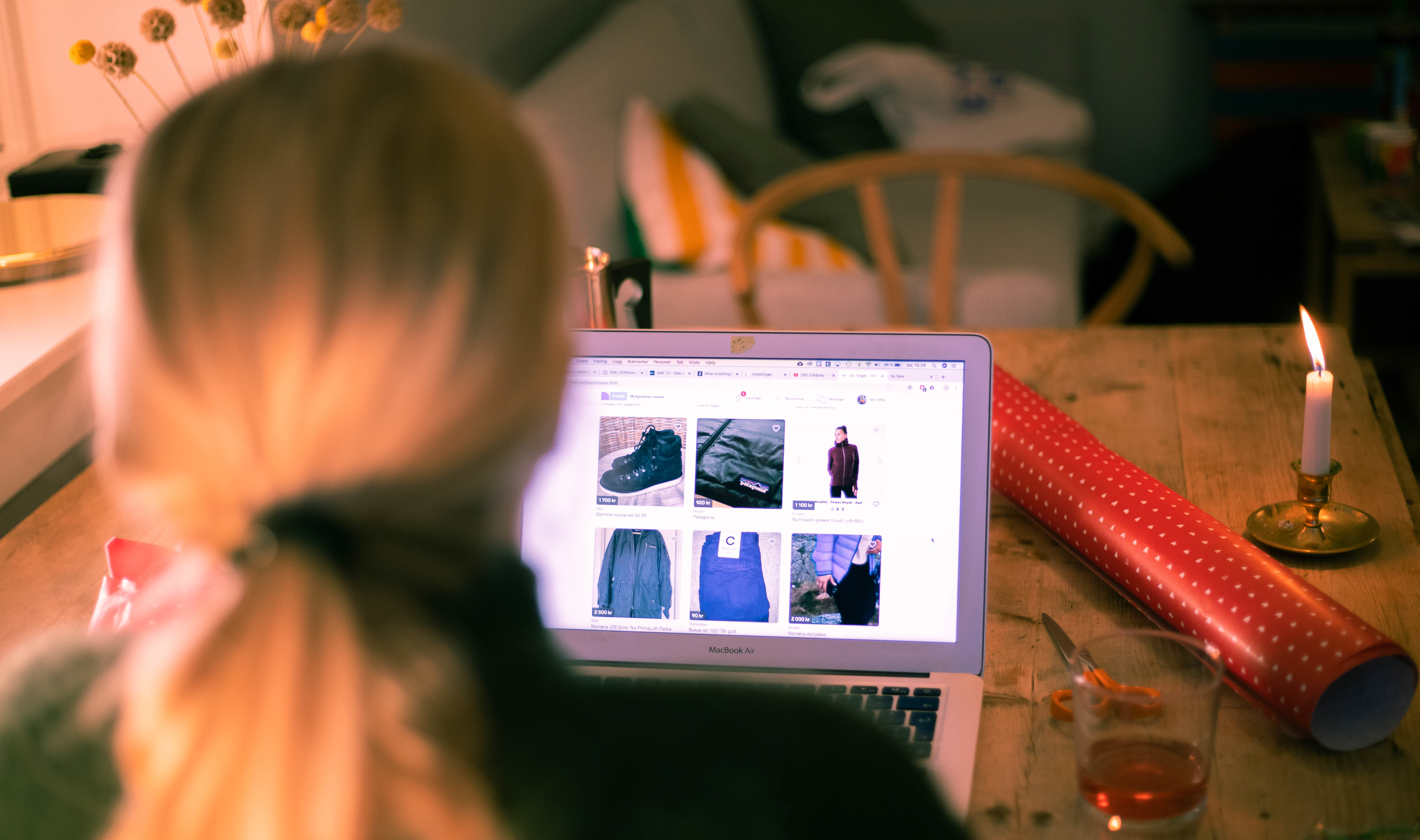 FASTE SØK: Helle bruker faste søk på FINN for å hjelpe seg med å finne de rette brukt-julegavene (Foto: Morten Vinje)