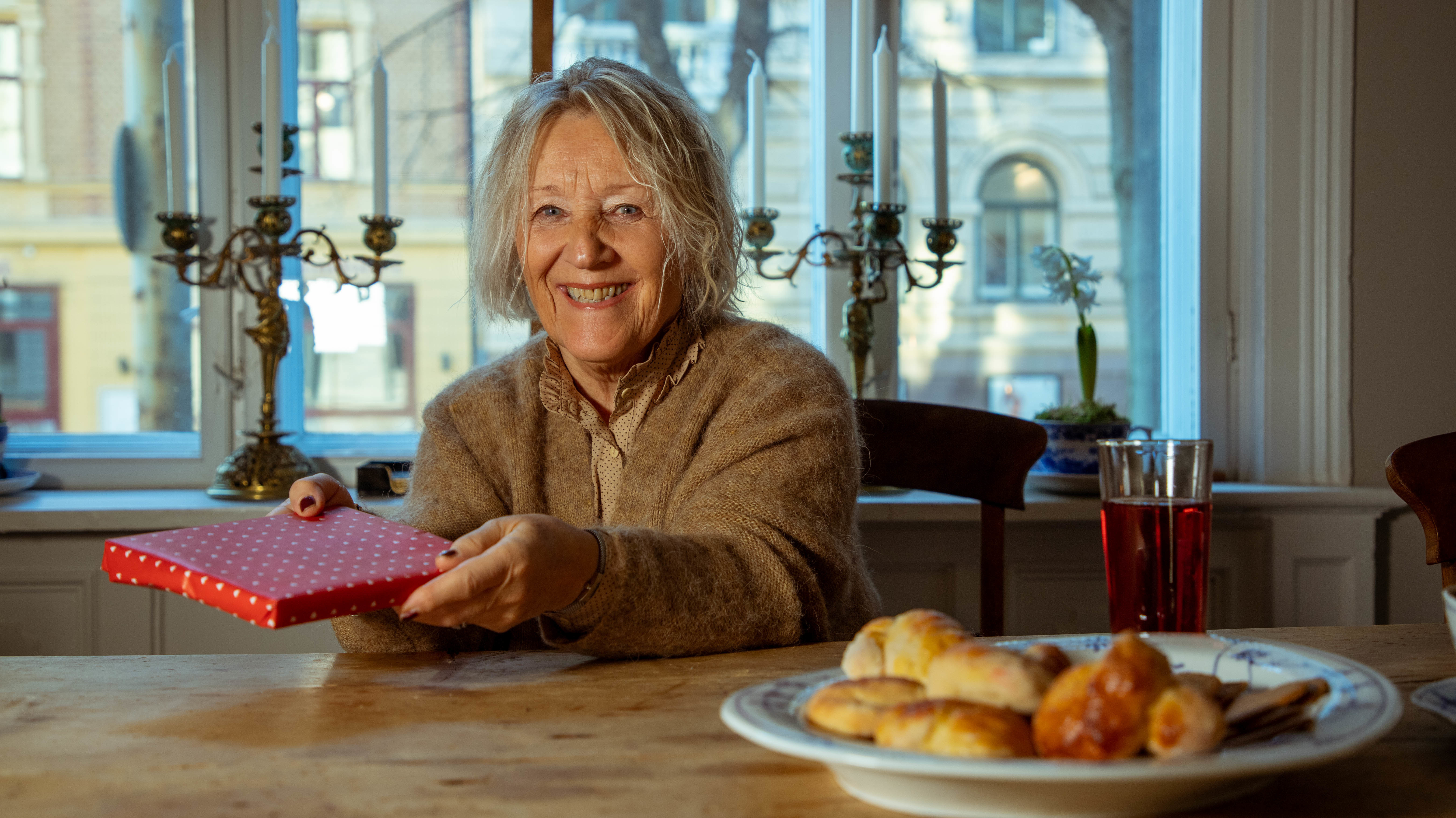 Kvinne holder julegave