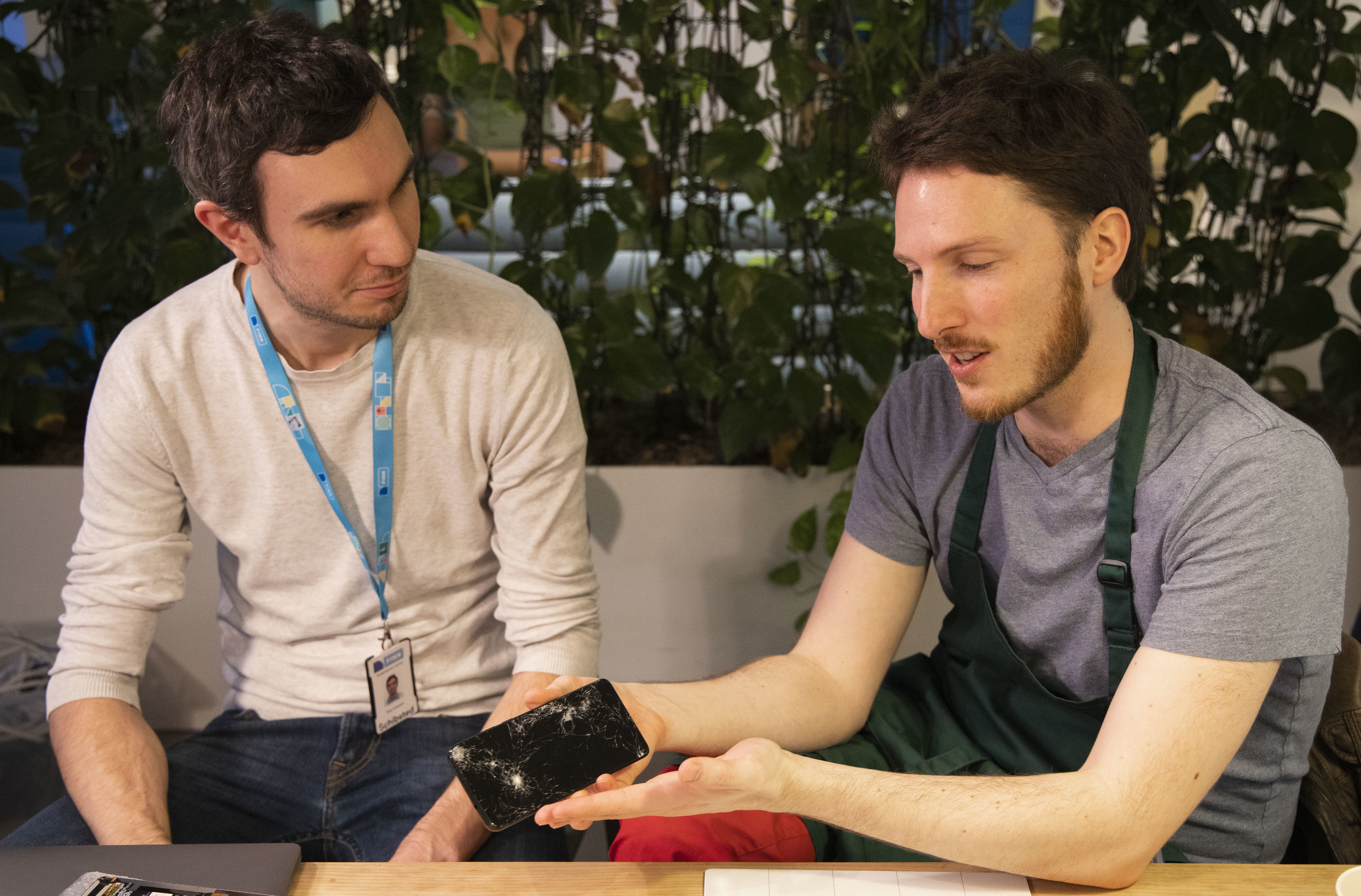 En FINNster får skjermen sin reparert på fiksefest.