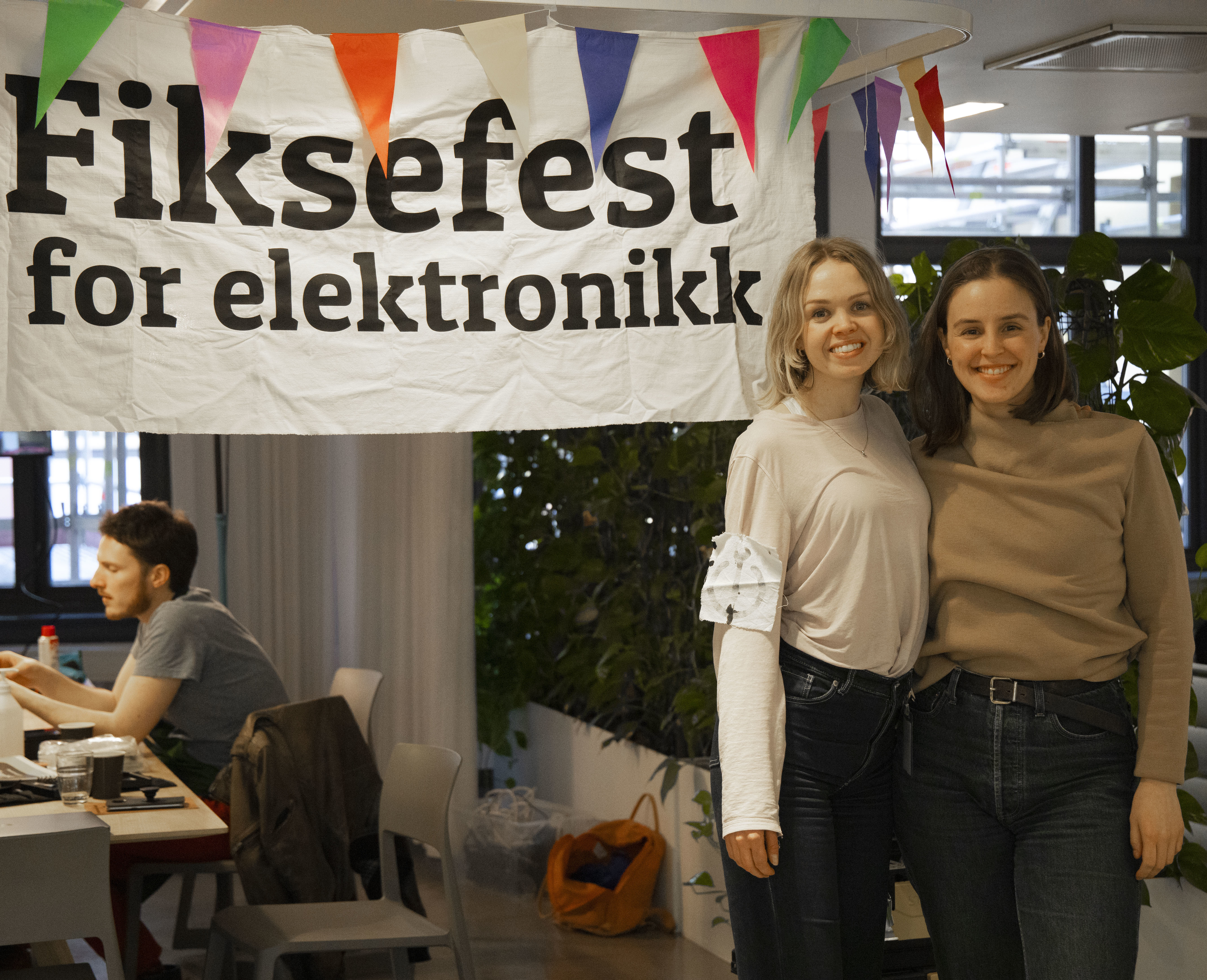 Restarters Norway: Prosjektleder Anine Dedekam Moldskred og daglig leder Kaja Juul Skarbø på fiksefest hos FINN.