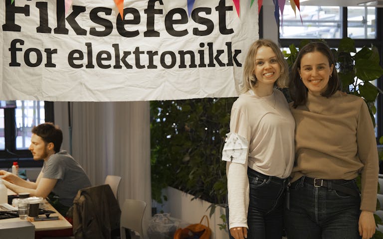 Restarters Norway: Prosjektleder Anine Dedekam Moldskred og daglig leder Kaja Juul Skarbø på fiksefest hos FINN.