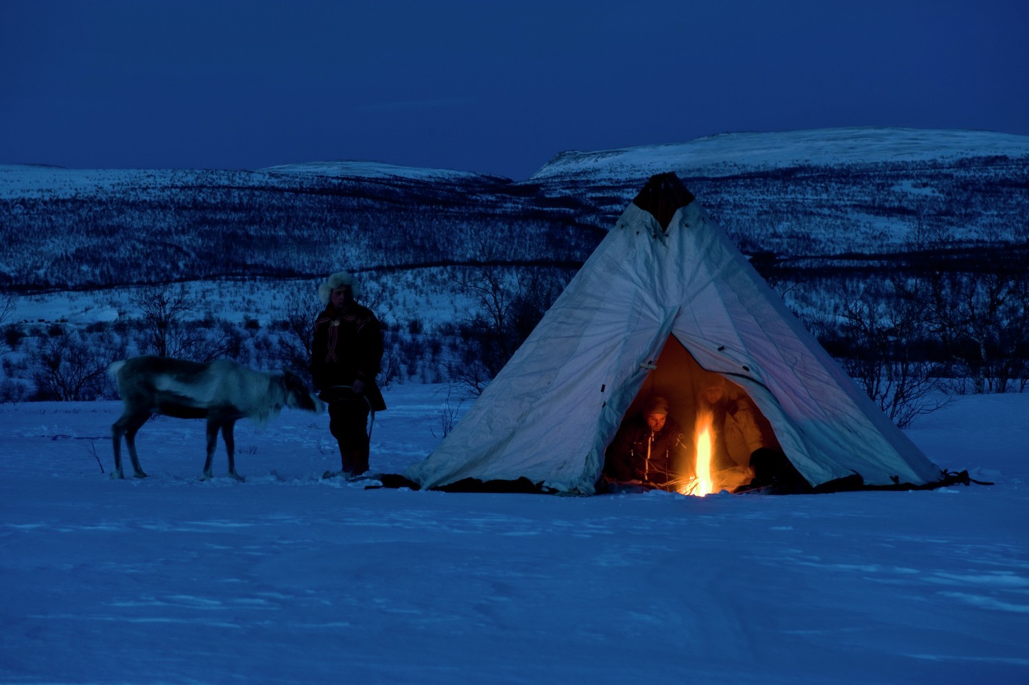 Bilde av Same utenfor lavvo i Kautokeino