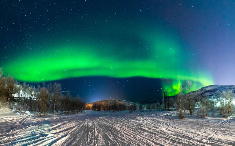 Bilde av nordlys over Kirkenes by