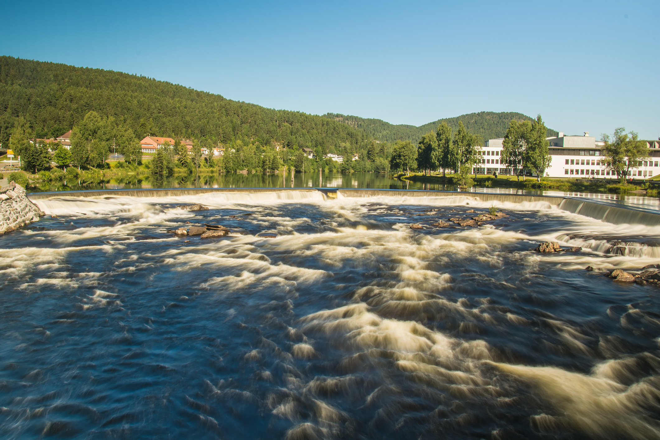 Teknologibyen Kongsberg ligger idyllisk til ved Numedalslågen - Foto: Getty Images