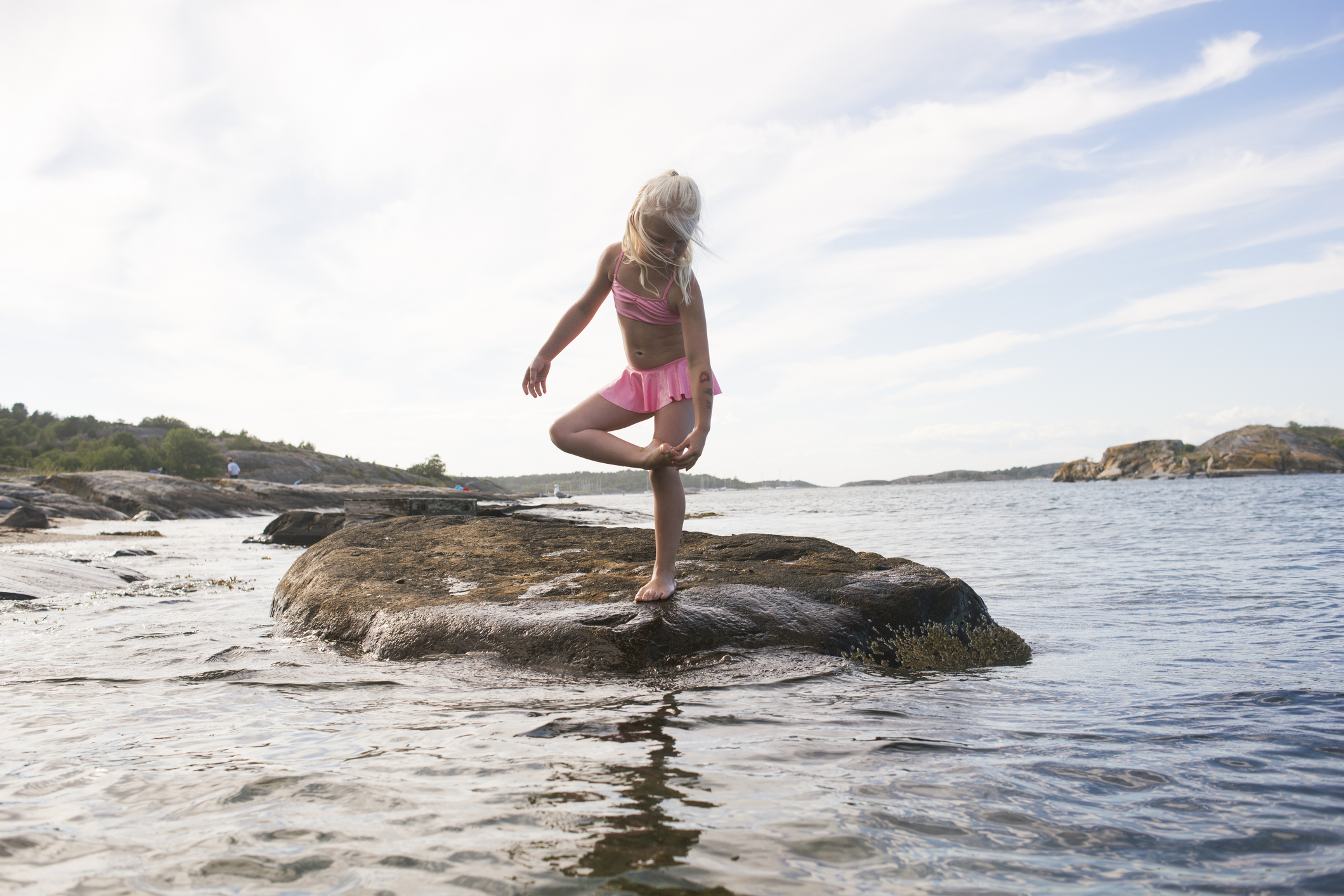 Bilde av et barn som gjør seg klar for bading på Koster