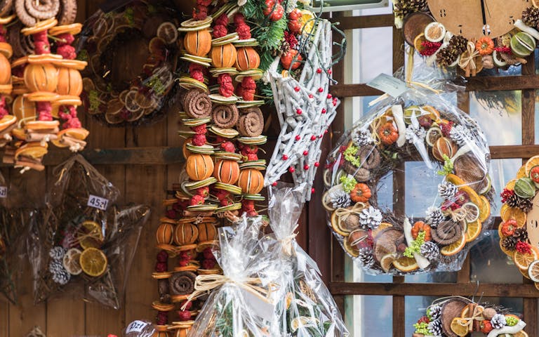 Stort utvalg i tørket frukt på julemarked i Krakow - Foto: Getty Images