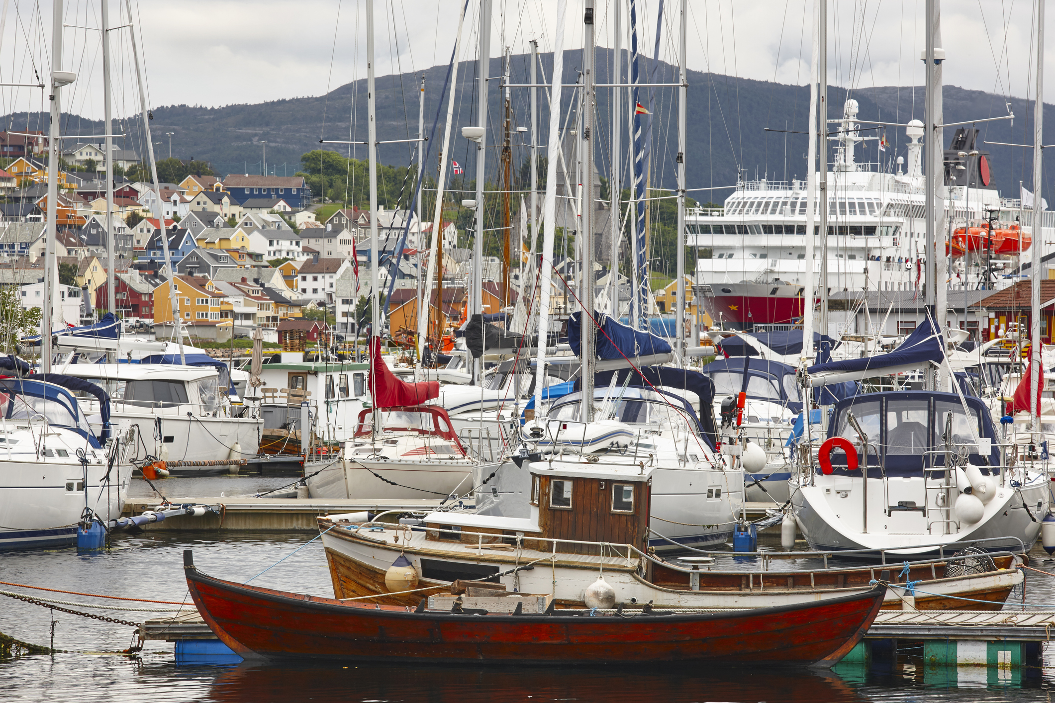 Yrende liv, fiskebåter og cruise, i havnen i Kristiansund
