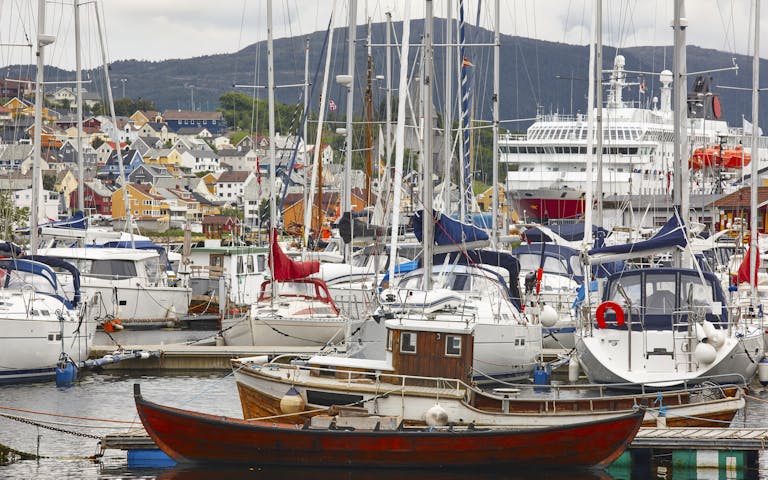 Yrende liv, fiskebåter og cruise, i havnen i Kristiansund