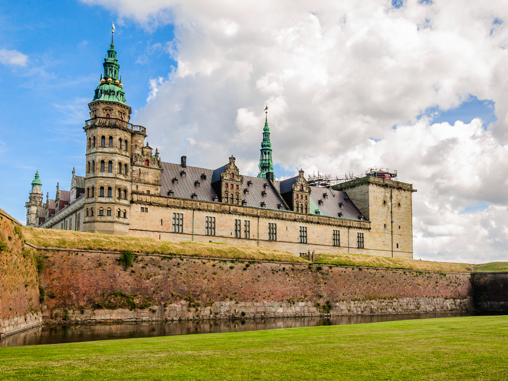 Kronborg slott er et av de fantastiske byggene du kan oppleve på slottsferie i Danmark. Slottet ble bygget på 1500-tallet og ligger ca 40 min. fra København.