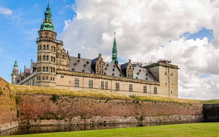 Kronborg slott er et av de fantastiske byggene du kan oppleve på slottsferie i Danmark. Slottet ble bygget på 1500-tallet og ligger ca 40 min. fra København.