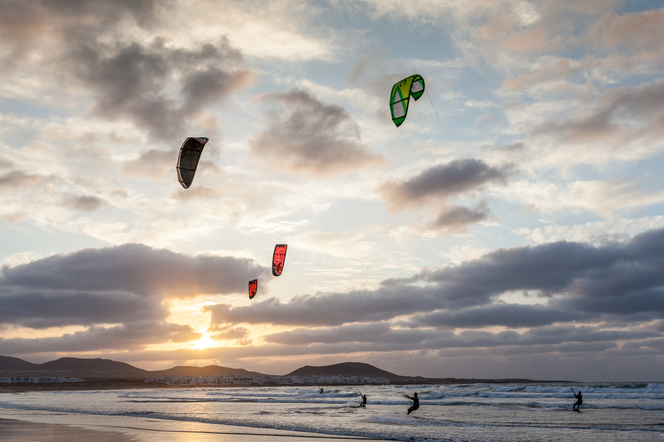 Kitesurfing på Famara stranden på Lanzarote - Foto: Getty Images