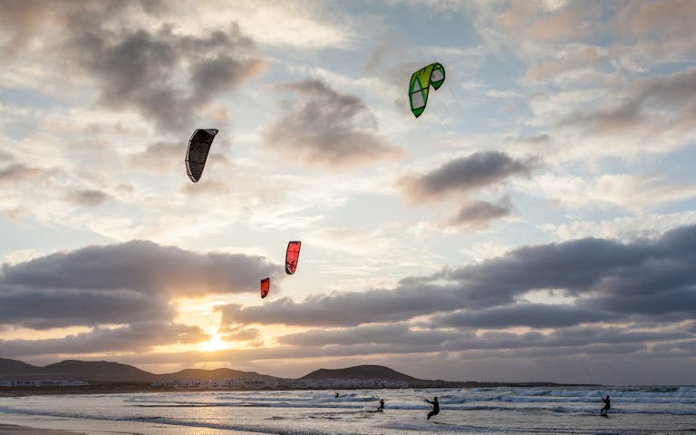 Kitesurfing på Famara stranden på Lanzarote - Foto: Getty Images