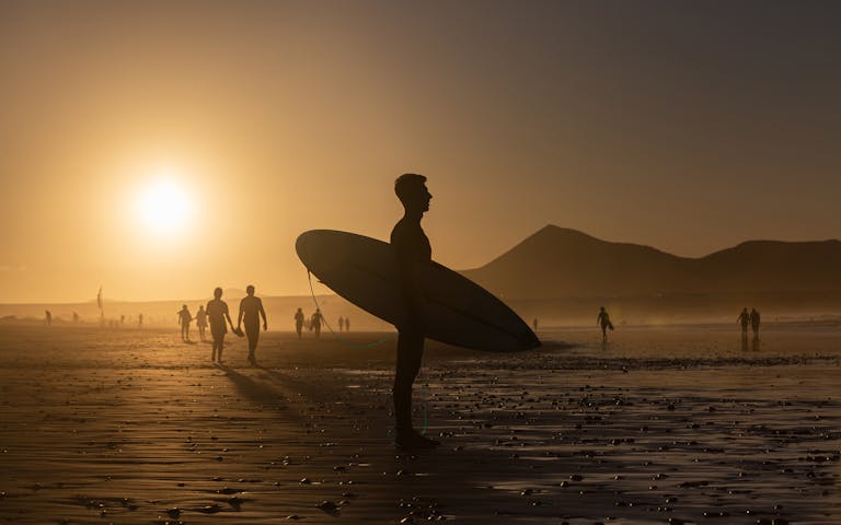 Solnedgang ved Playa Famara på Lanzarote - Foto: Getty Images