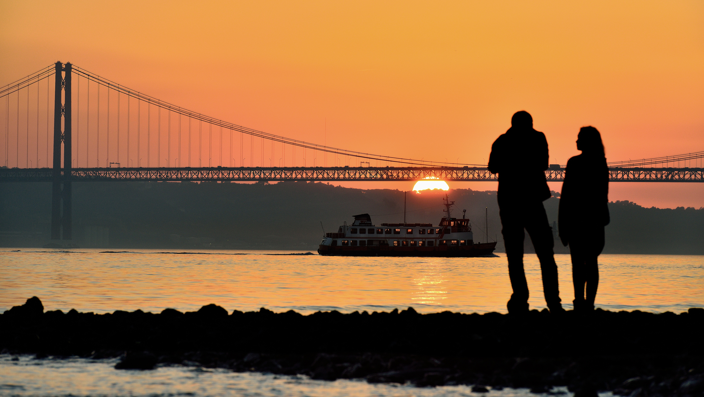 Bilde av en solnedgang over elva Tagus i Lisboa