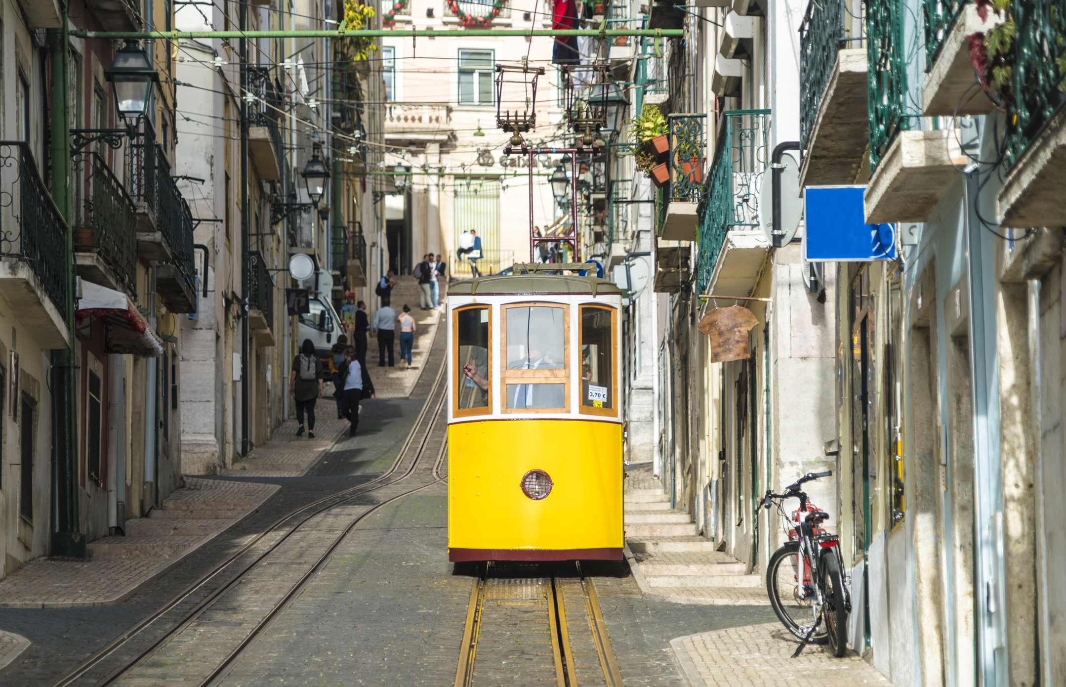 Bilde av et typisk gatebilde med trikken, i gamlebyen Bairro Alto i Lisboa