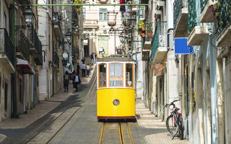 Bilde av et typisk gatebilde med trikken, i gamlebyen Bairro Alto i Lisboa