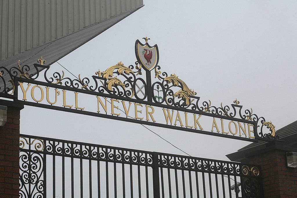 Hovedporten på Anfield Stadium med Liverpool FC sitt kjente slagord- You´ll Never Walk Alone