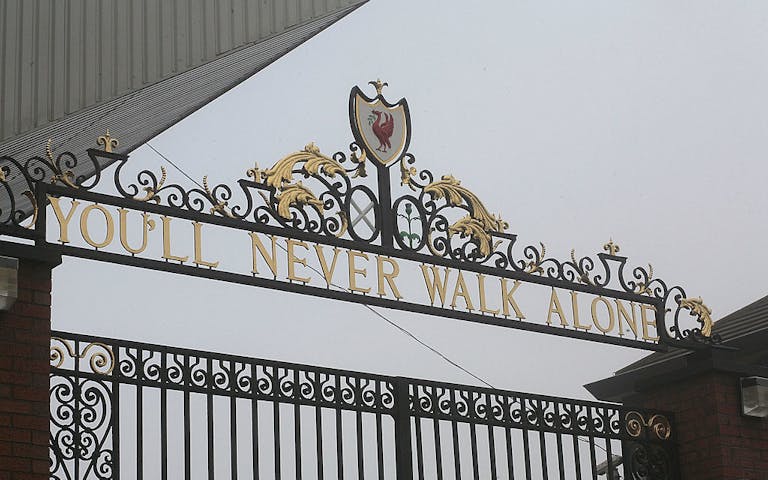 Hovedporten på Anfield Stadium med Liverpool FC sitt kjente slagord- You´ll Never Walk Alone