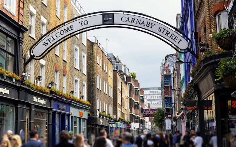 Carnaby street med restauranter i London