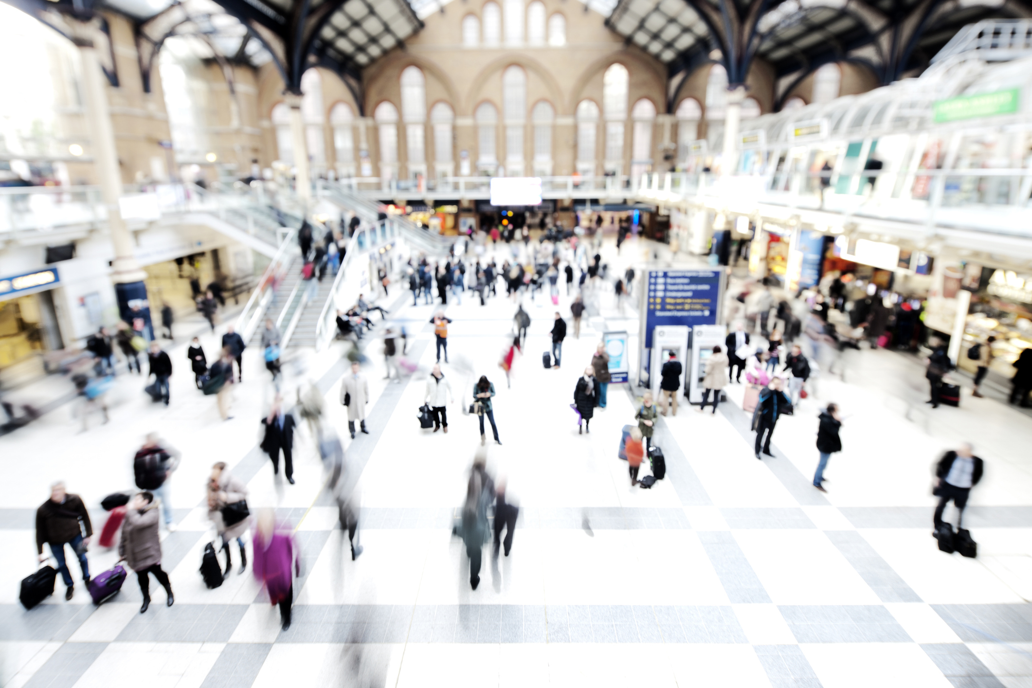 Bilde av yrende liv på Liverpool Street Station i London