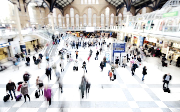 Bilde av yrende liv på Liverpool Street Station i London