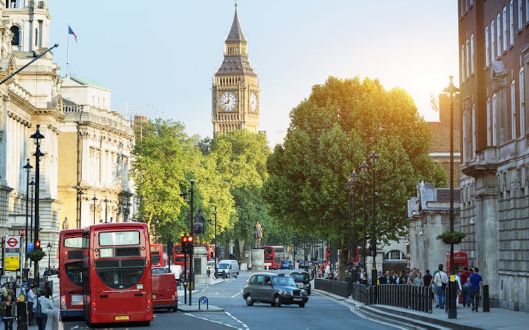 Utsikt til Big Ben og Whitehall fra Trafalgar Square i London