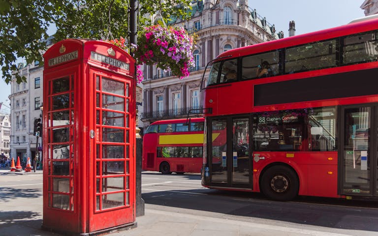 Bilde av de velkjente bussene som sees overalt i London