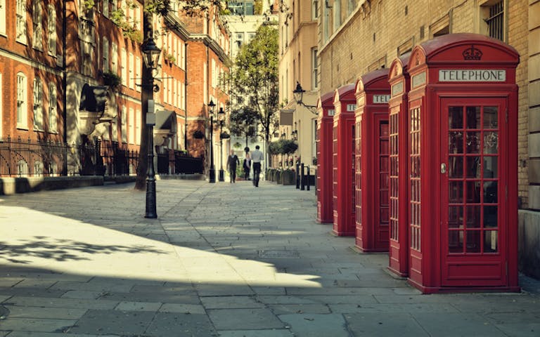 Tradisjonelle telefonkiosker i Covent Garden i London