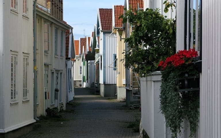 Typisk gatebilde i Lysekil i Sverige