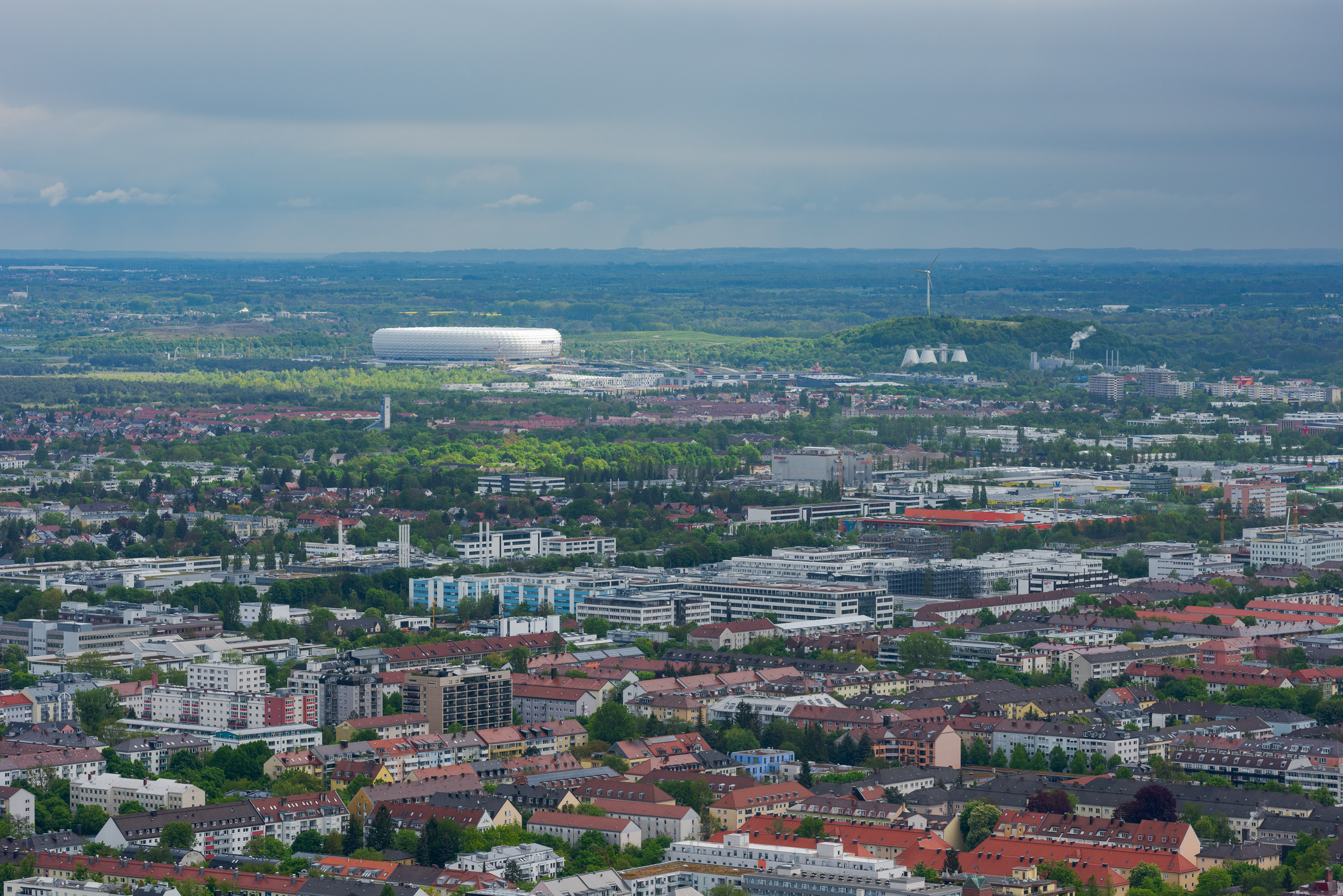 Flyfoto over München med Allianz Arena i fokus