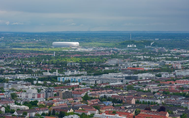 Flyfoto over München med Allianz Arena i fokus