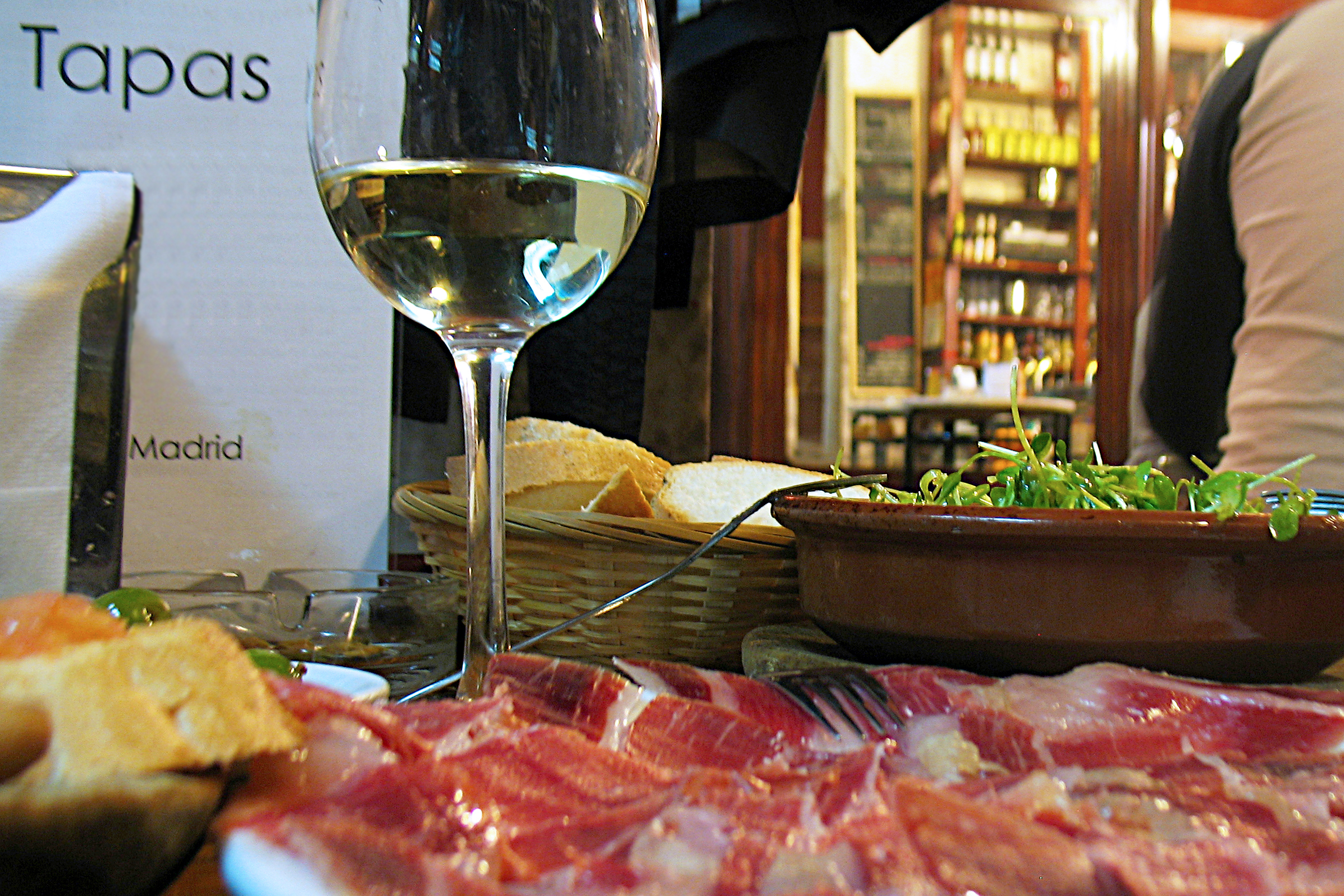 Utsnittsbilde av tapas og vin i Madrid