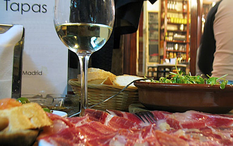 Utsnittsbilde av tapas og vin i Madrid