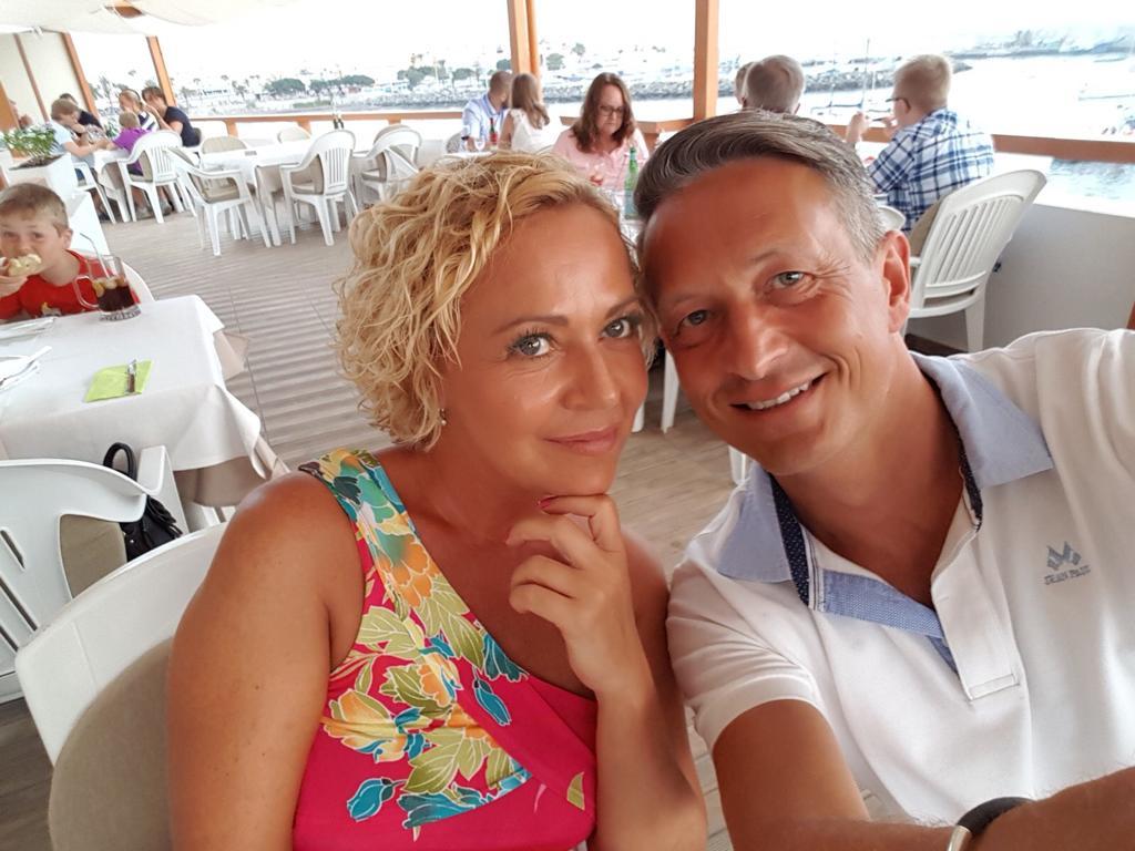 Maite Vedal hjemme på «Granka» med ektemannen. Foto: Privat.