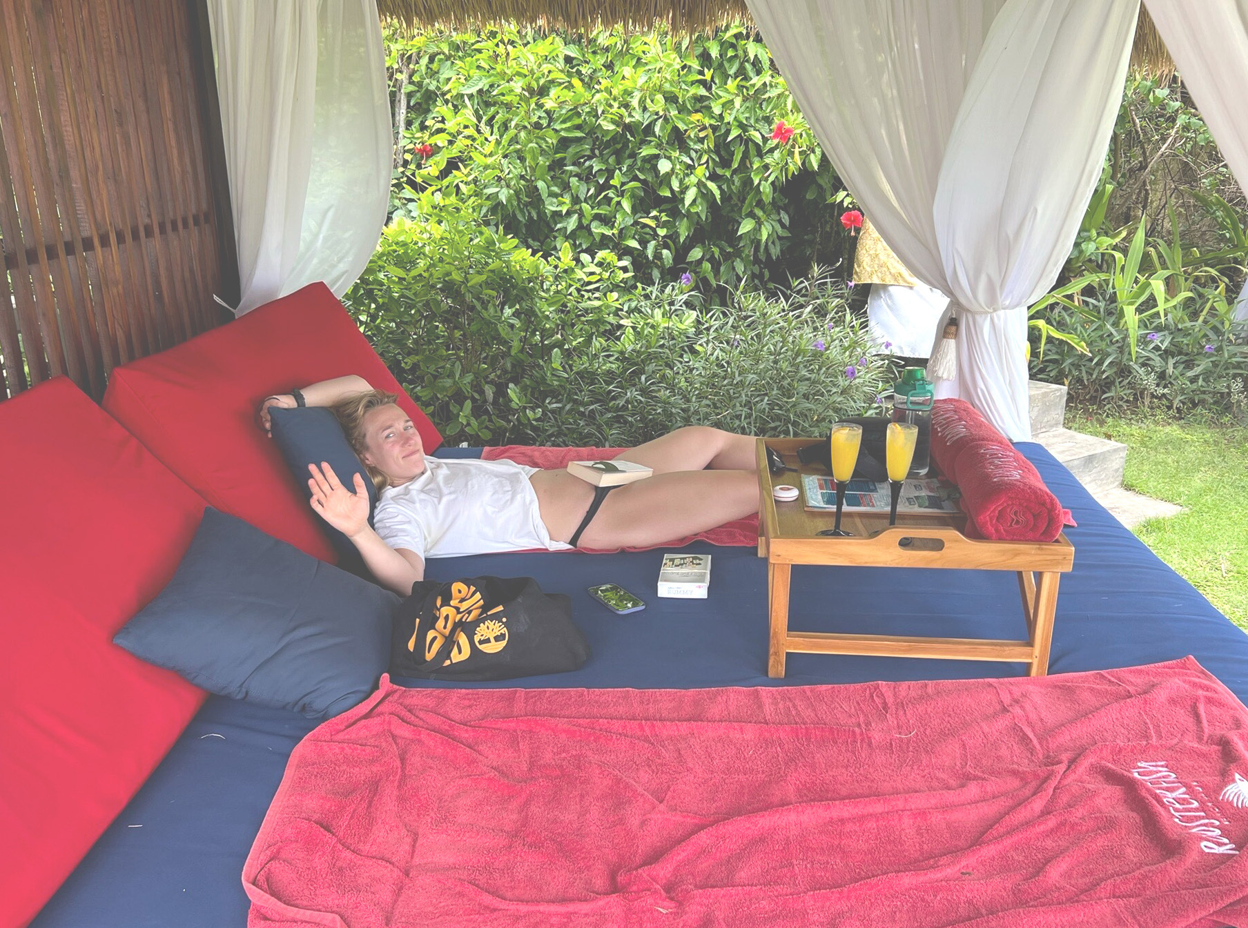 Maria Stavang slapper av i en bungalow og ser i kamera