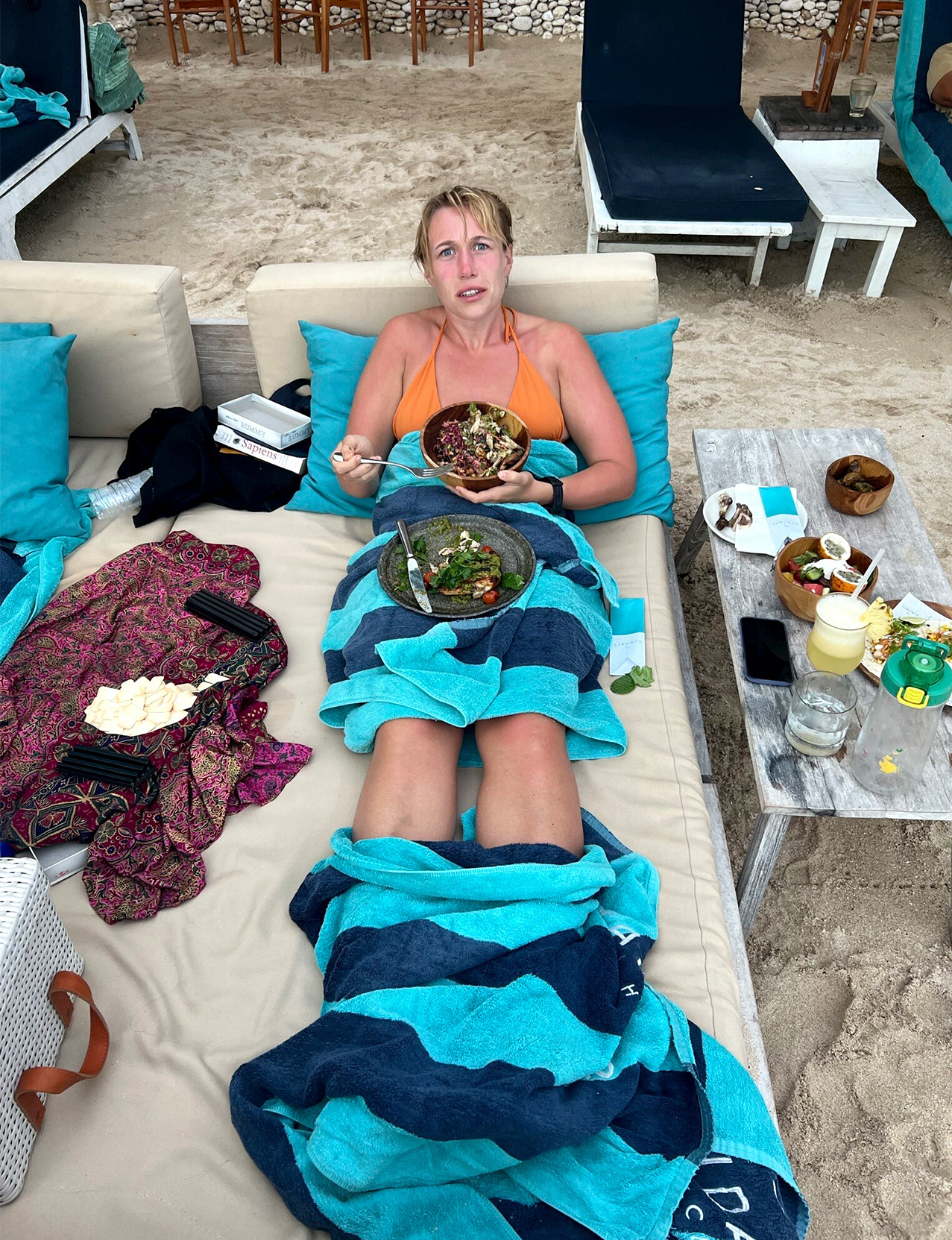 Maria Stavang er inntar et måltid på ferie og ser noe overrasket ut