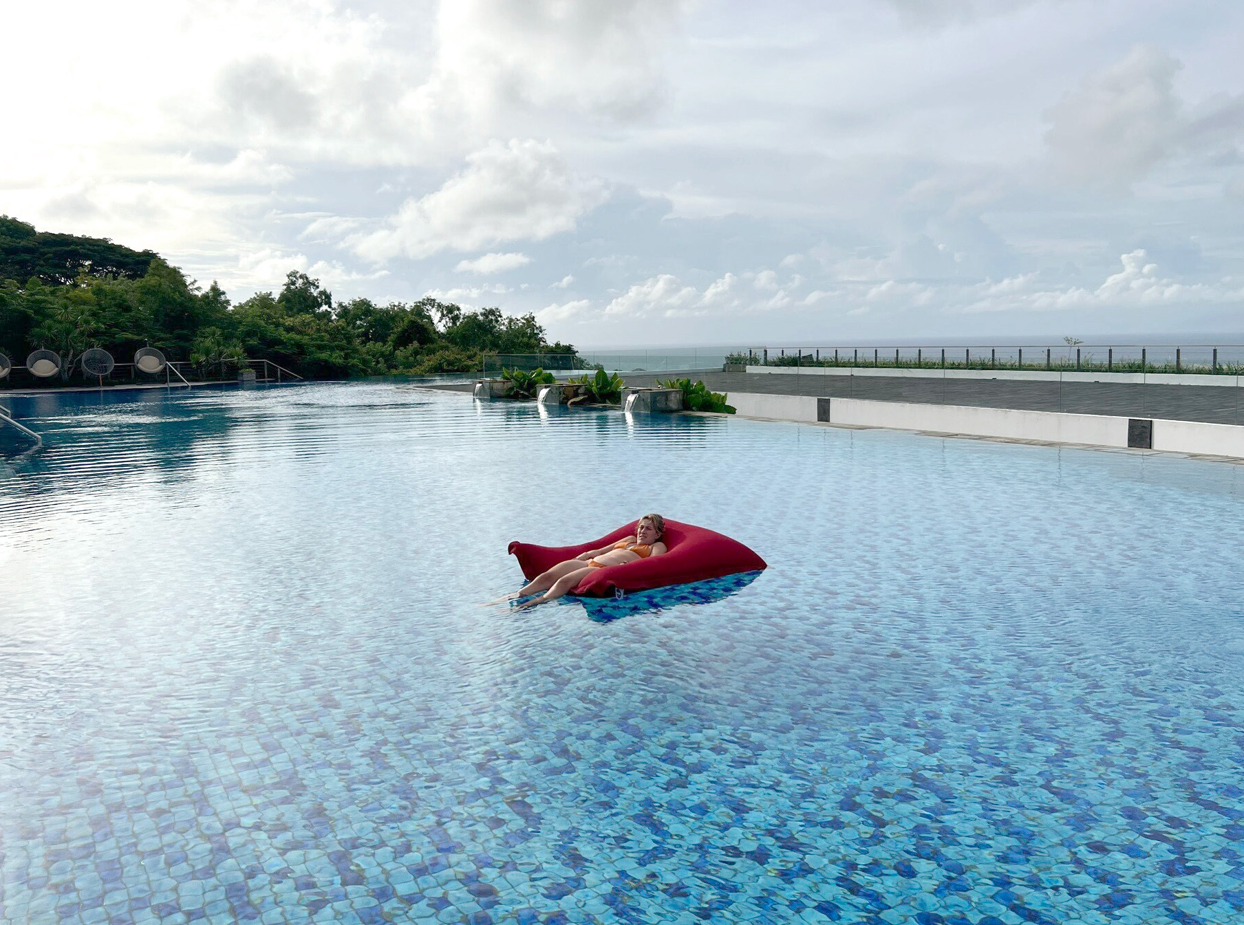 Maria Stavang slapper av på en luftmadrass i et basseng