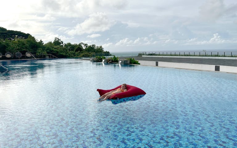 Maria Stavang slapper av på en luftmadrass i et basseng