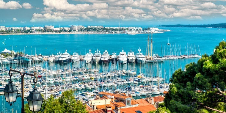 Havna i Cannes på Den franske riviera i Frankrike