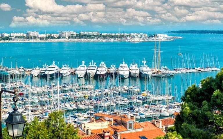 Havna i Cannes på Den franske riviera i Frankrike