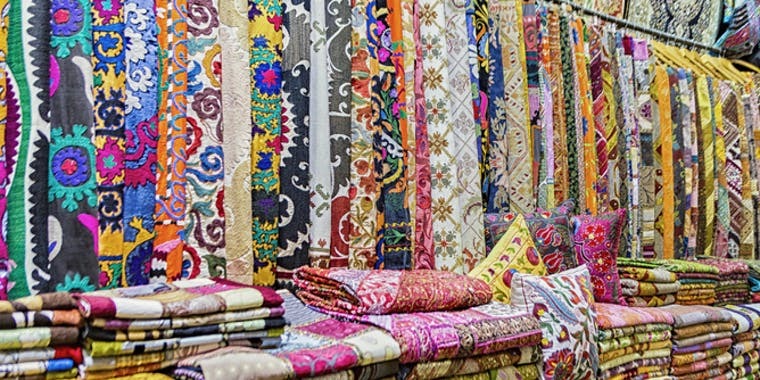 Stoffer fra The Grand Bazaar i Istanbul i Tyrkia